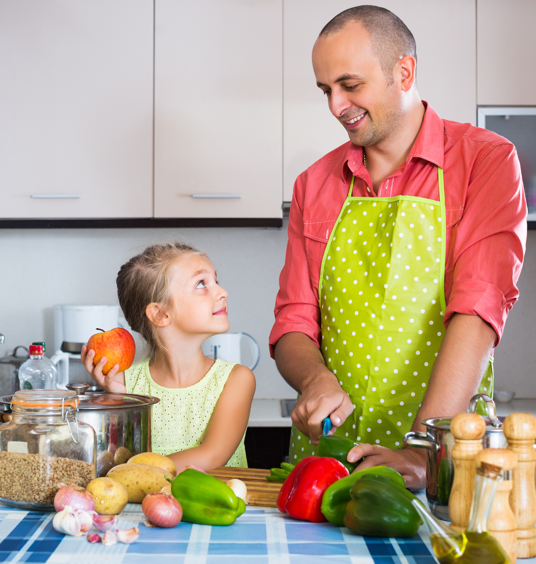 Vater mit Tochter beim kochen